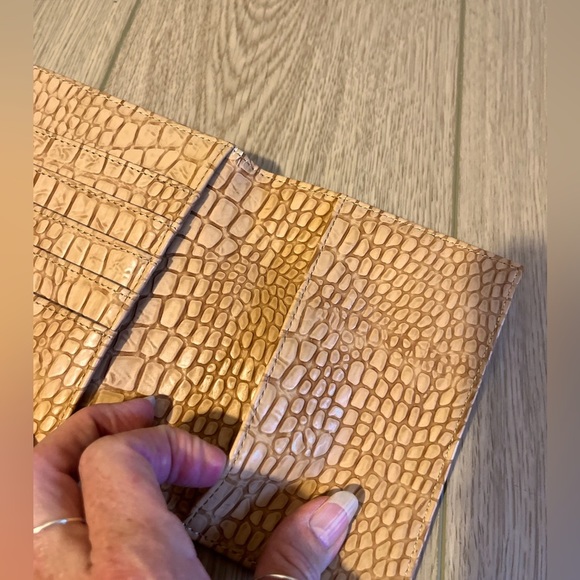 Posh show.  Liz Claiborne bi fold ladies wallet​ - Picture 5 of 9